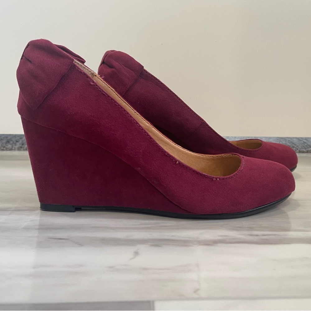 Report pumps heels with bow